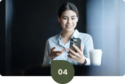 Uma mulher está falando em uma chamada de vídeo pelo celular, explicando uma parte importante da ISO 9001.