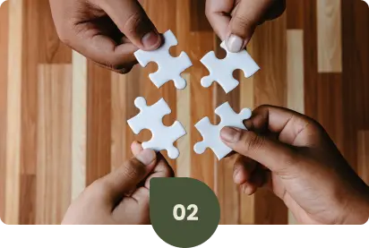 A imagem mostra 4 mãos segurando peças de quebra cabeça que se encaixam. Representando o atendimento completo que a LR faz.
